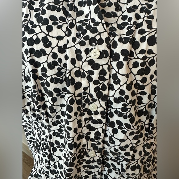 St Johns Bay Stretch allover print blouse top blue and white SZ L button front - Picture 3 of 6